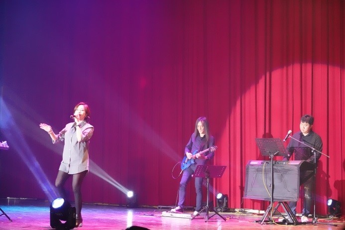 艾兒樂團於活動頒獎前進行壓軸表演