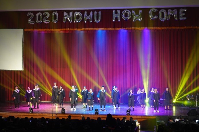 第一隊「4106大四聯隊」於舞臺進行演出