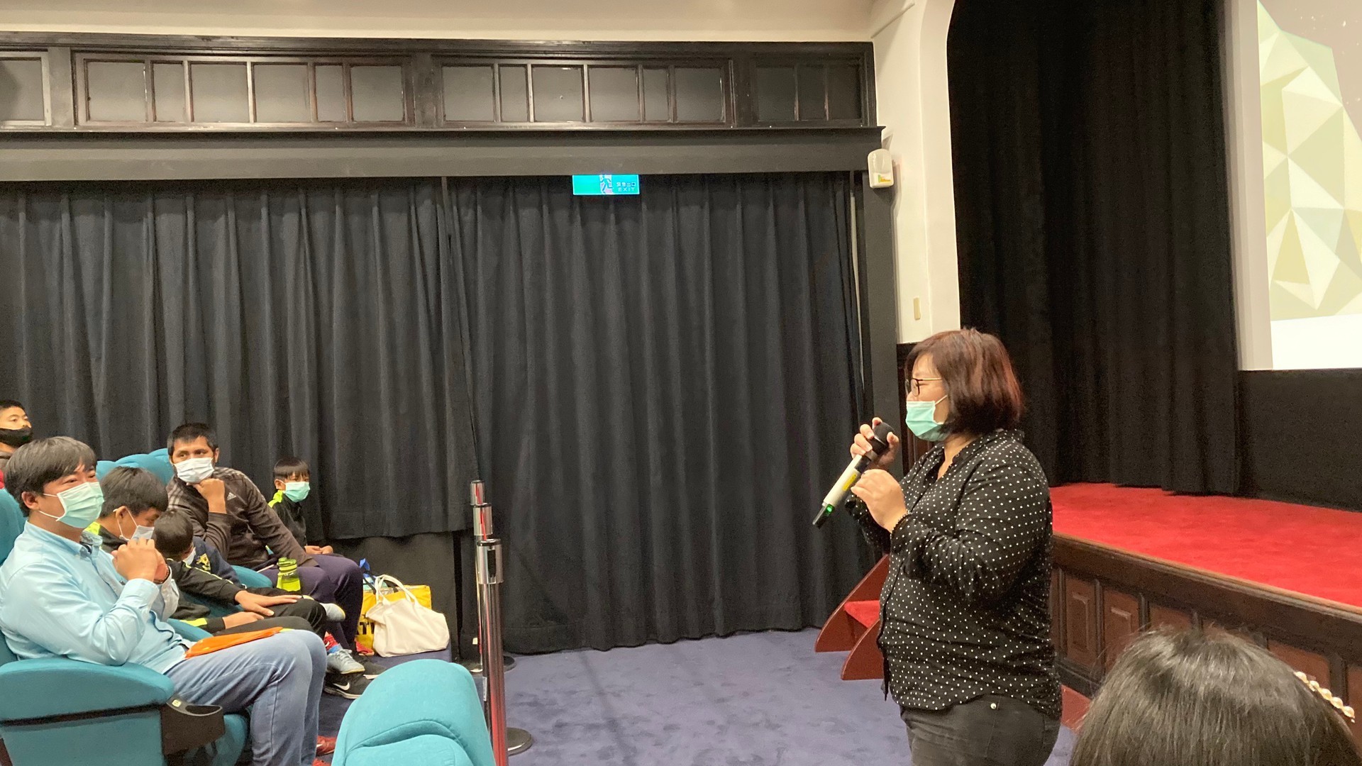 財團法人資訊工業策進會經理黃綉玲說明年度計劃成果