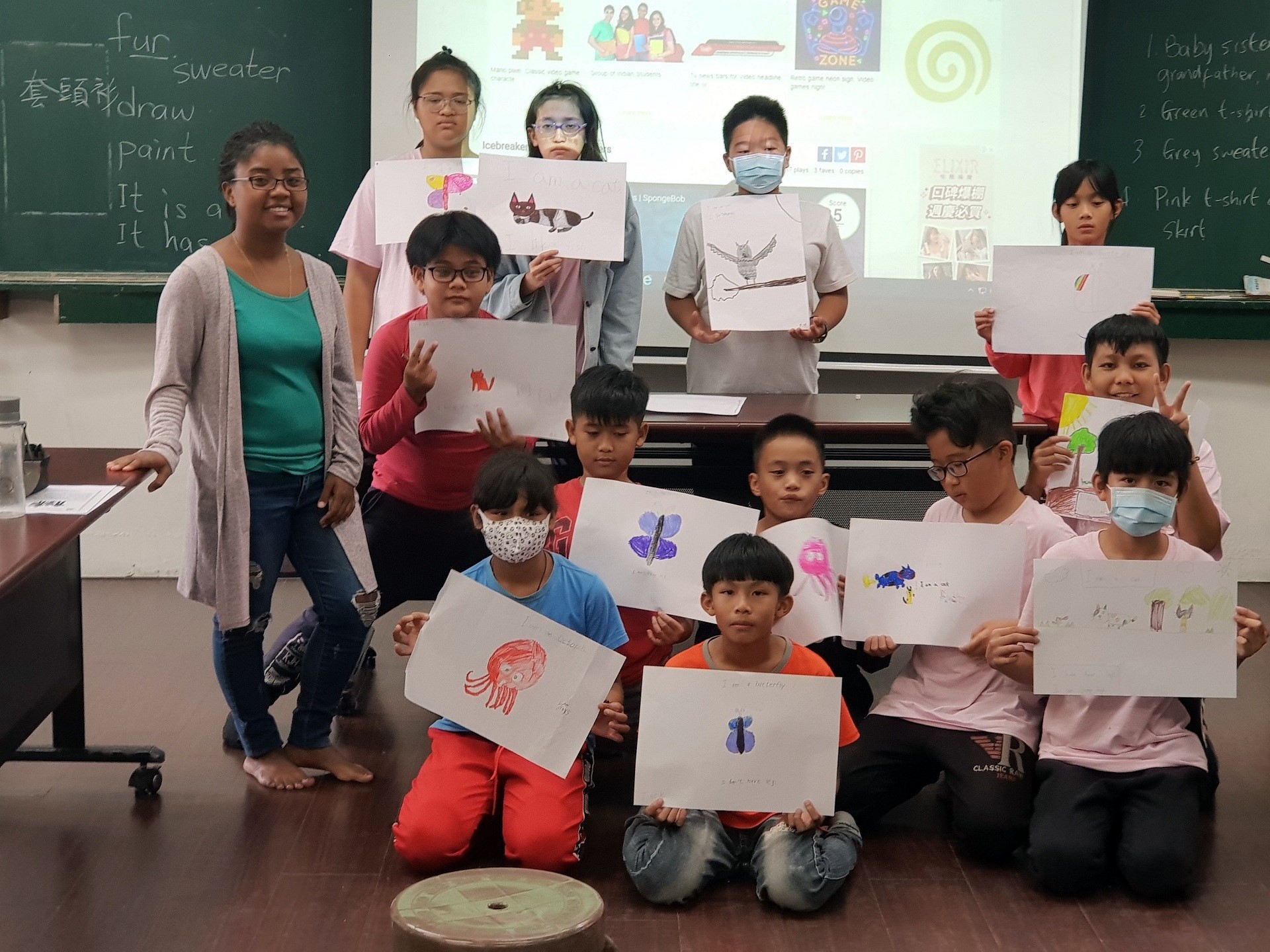 東華大學國際生與豐裡國小學生合影