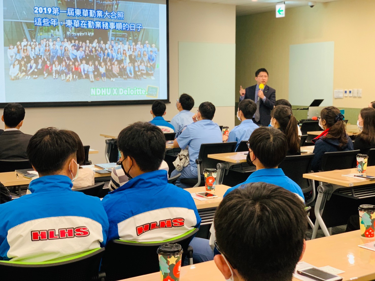 勤業眾信陳永曄副理為同學們介紹工作內容及目前產業趨勢。圖中簡報圖片為去年東華在勤業服務的校友大合照,相當浩大