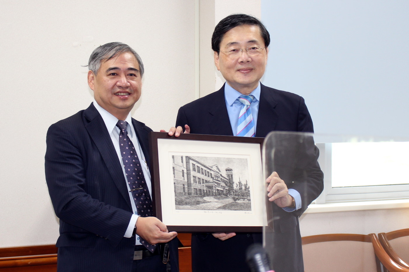 東華大學與精英國際教育集團互贈紀念品