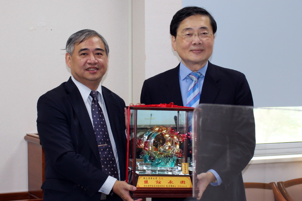 精英國際教育集團與東華大學互贈紀念品
