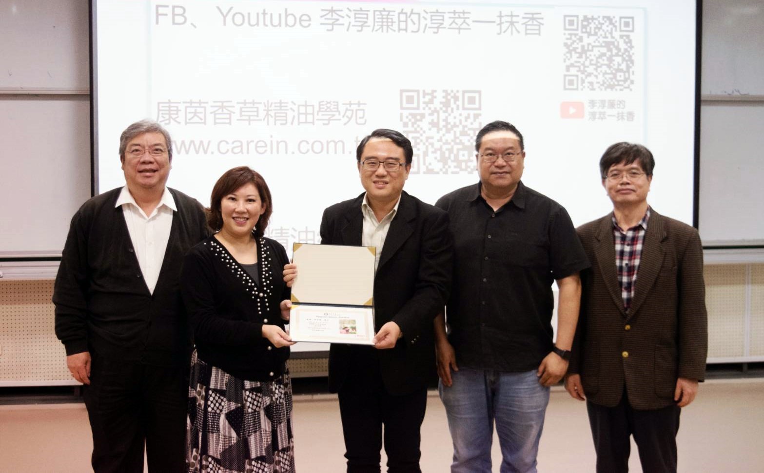 李淳廉博士、東華大學通識教育中心陳復主任、東華大學共同教育委員會副主任廖慶華教授、東華大學花師教育學院教育與潛能開發學系劉明洲主任,一起合照留影