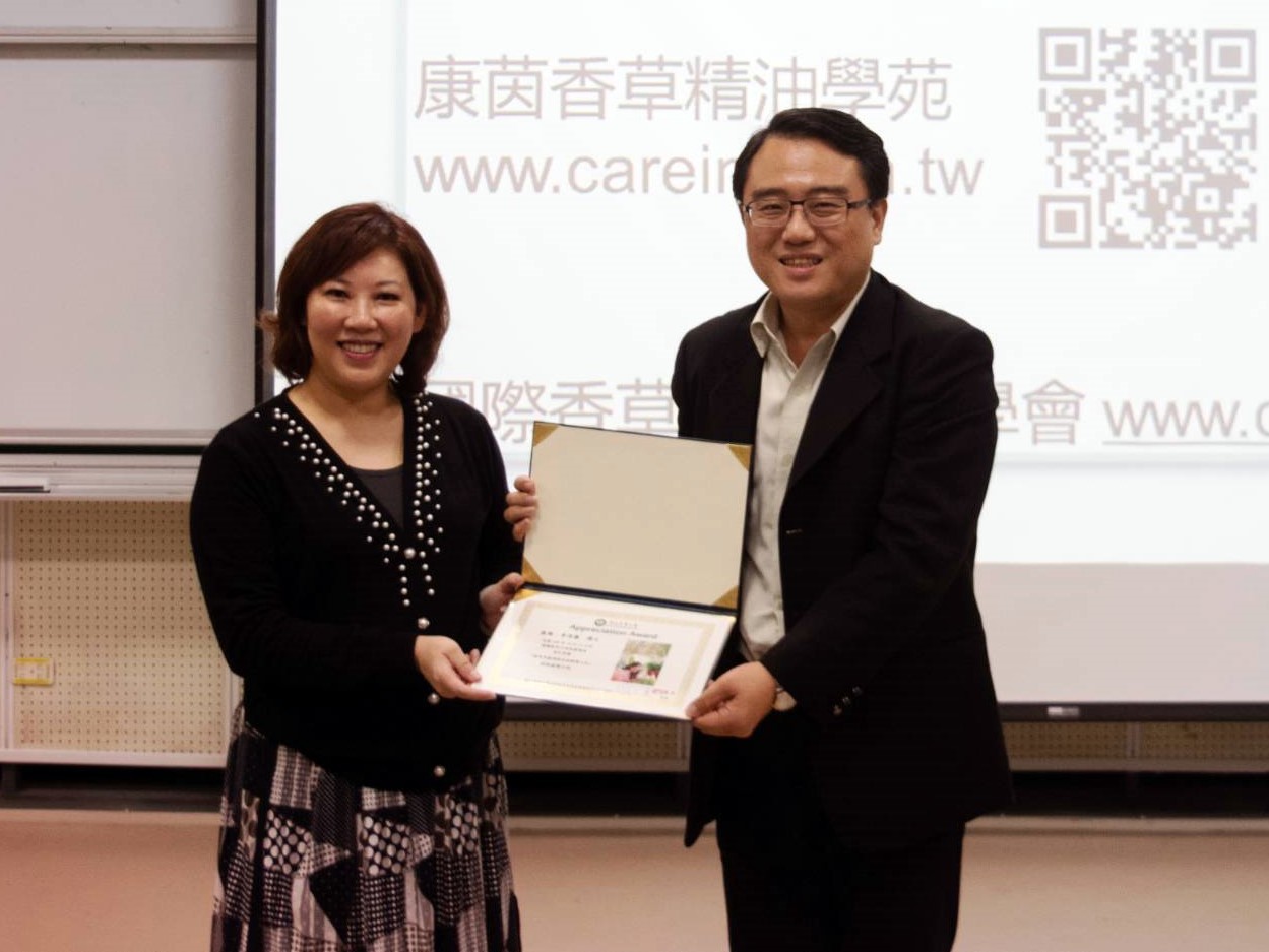 東華大學通識教育中心陳復主任頒發感謝狀給李淳廉博士