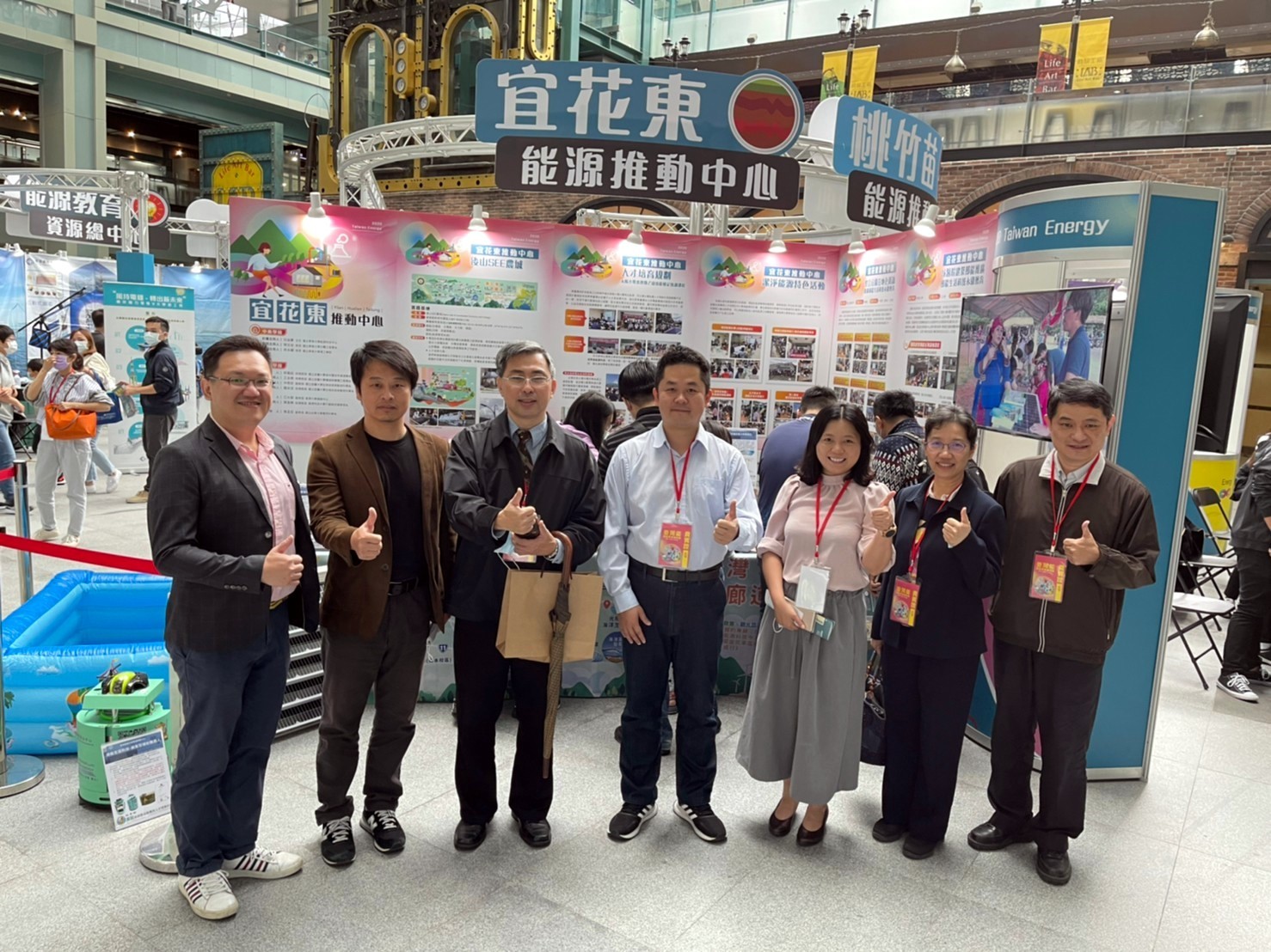 「2020臺灣能潔能科技創意展」宜花東能源區域推動中心人員於展場前合照