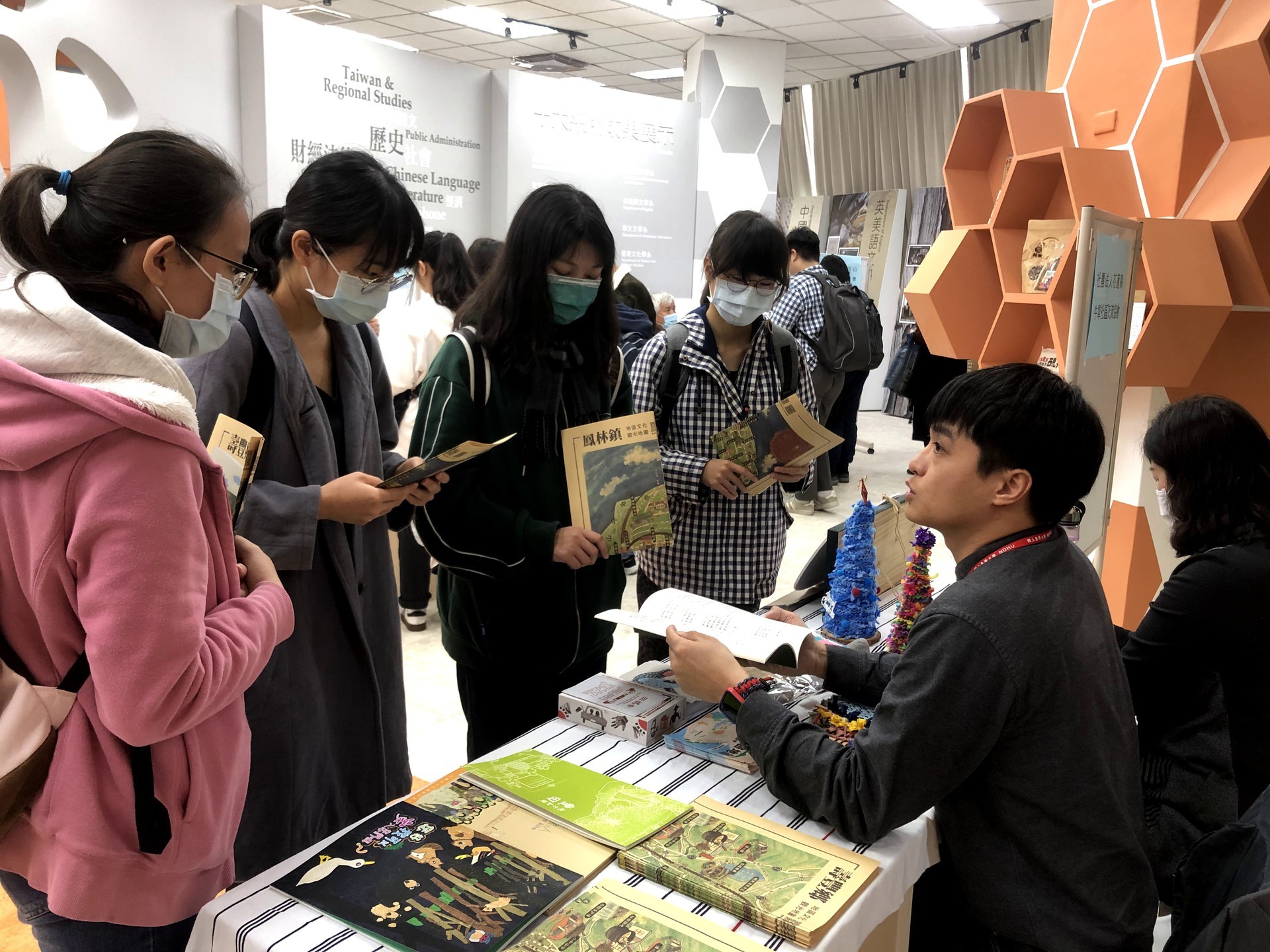 東華大學人社院辦理在地實踐市集活動現場
