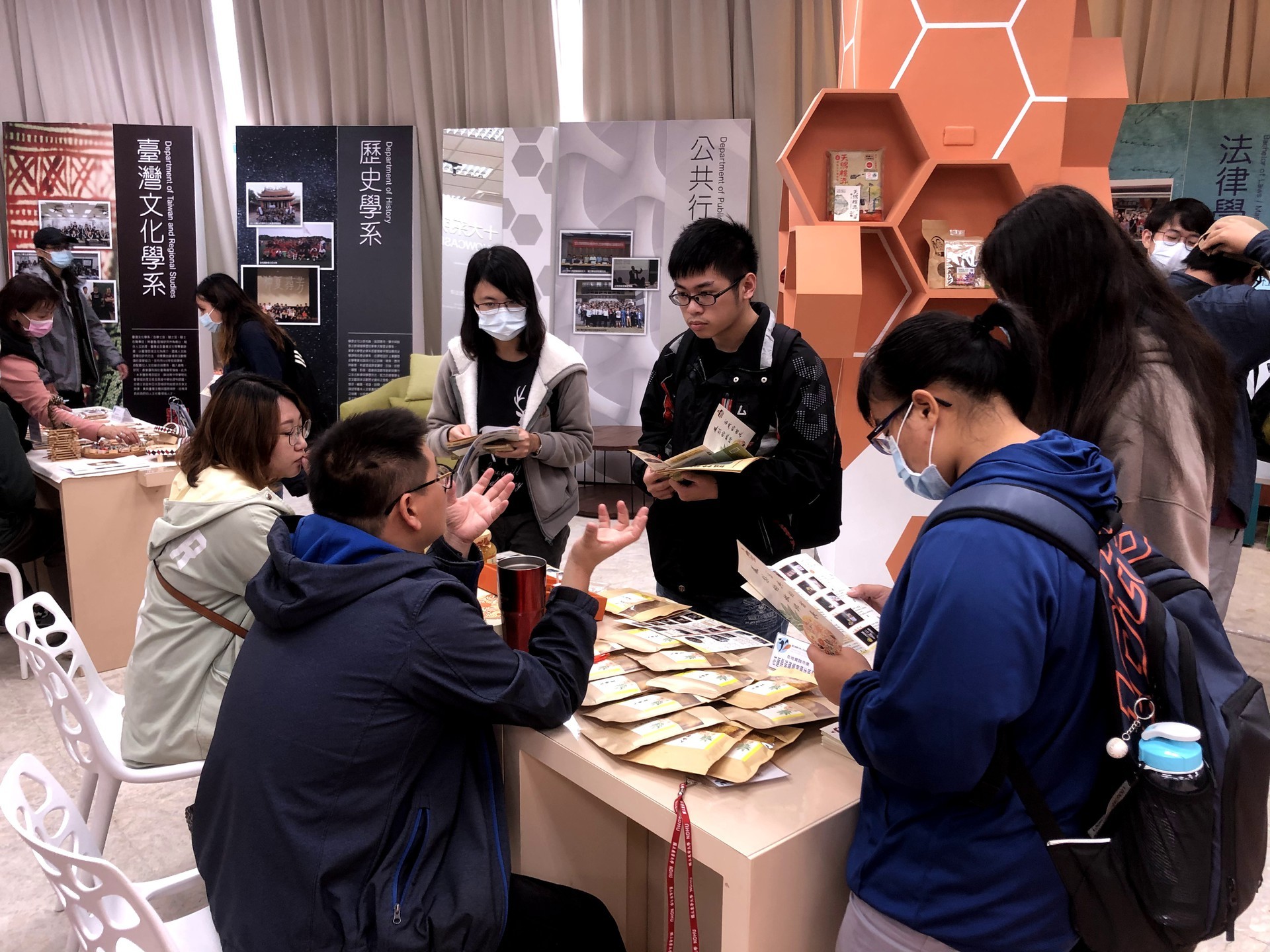 人社院在地實踐市集活動同學與參與團體互動