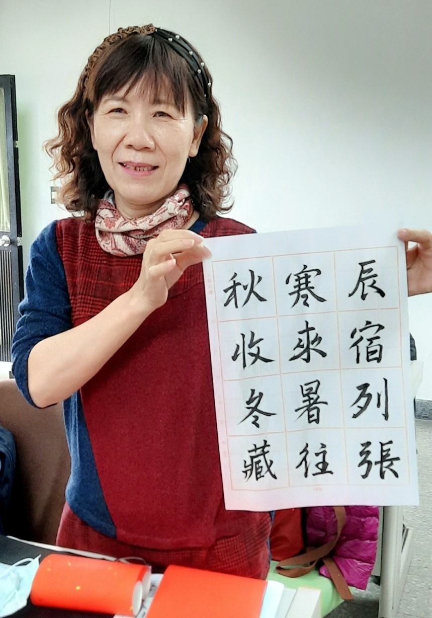 樂齡學員展示練習行楷書體成果