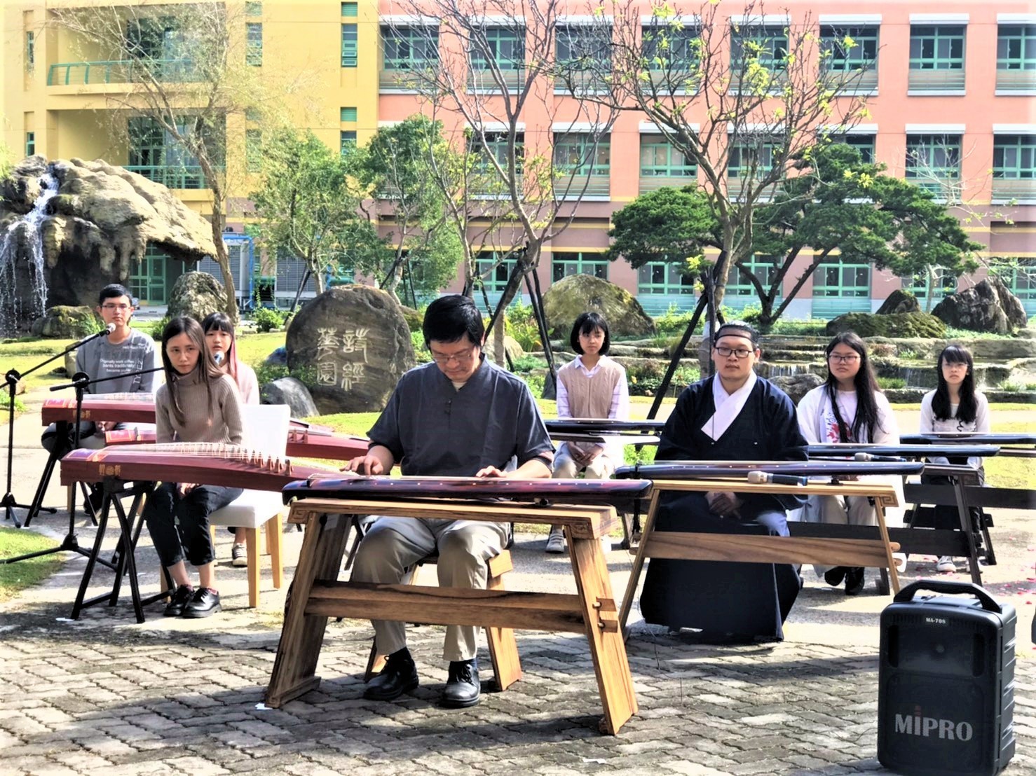 吳秀陽教授帶領古琴班與古箏班同學演出