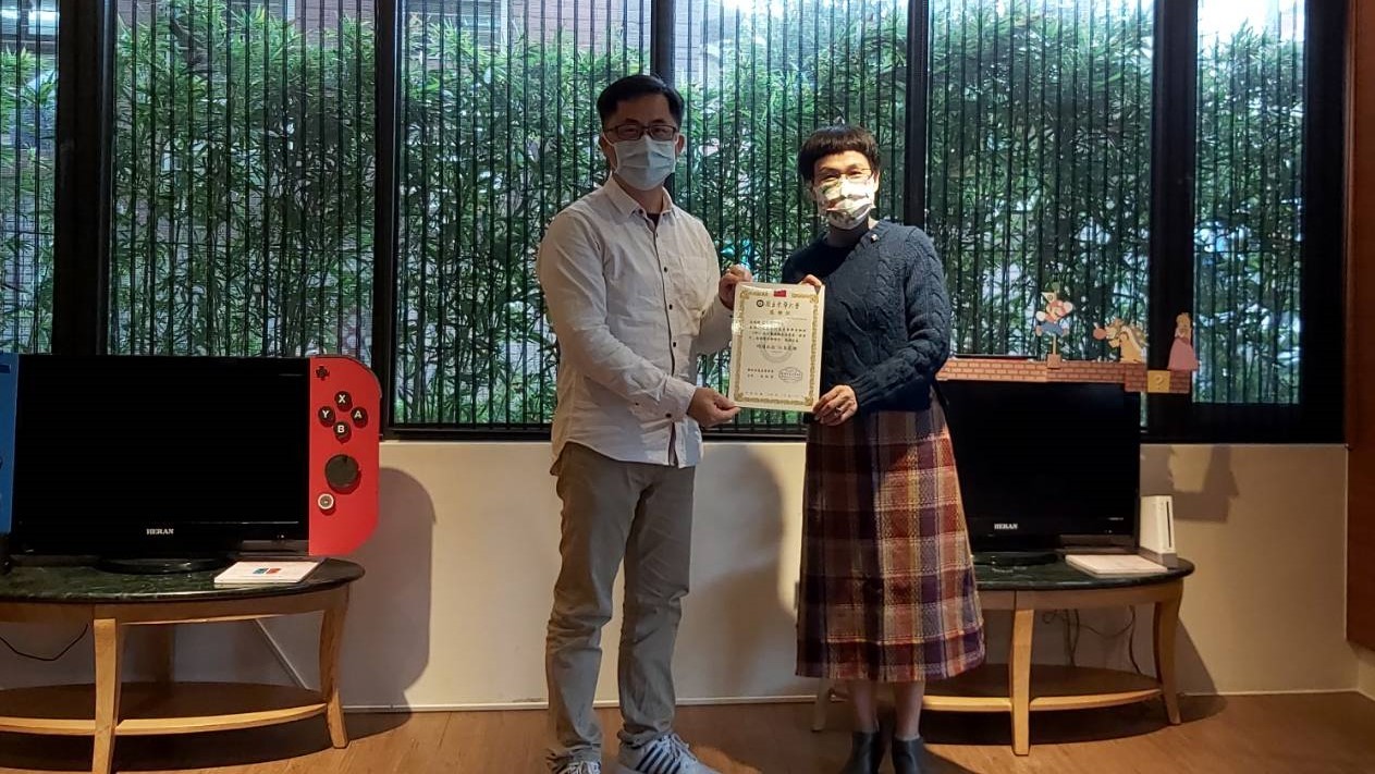 感謝藍天麗池飯店協辦,林淑雅老師致贈感謝狀