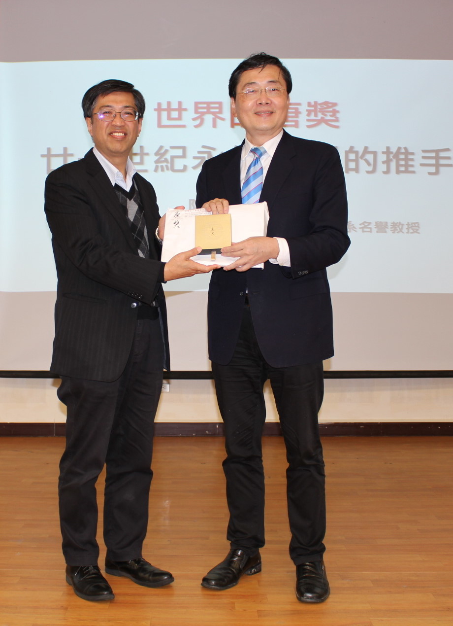 陳振川執行長致贈紀念品予東華大學