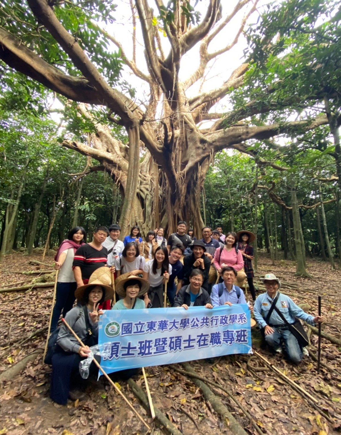 公行系王鴻濬教授帶領校外教學合照