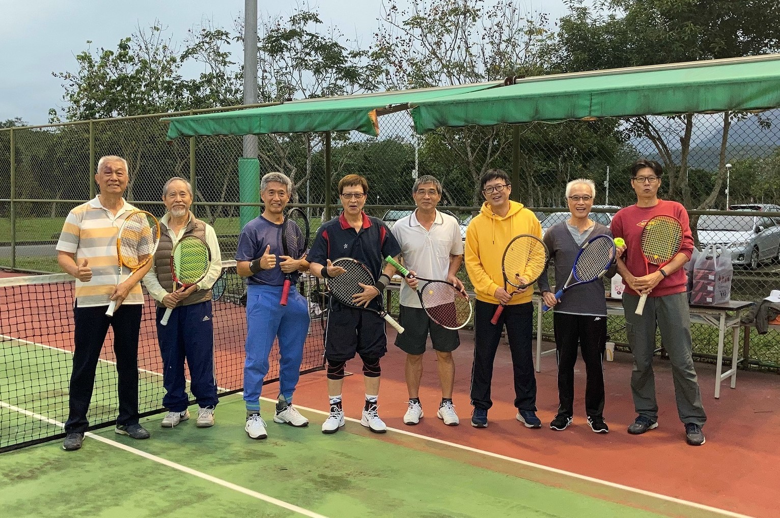 東華大學教職員工網球賽參賽者合影