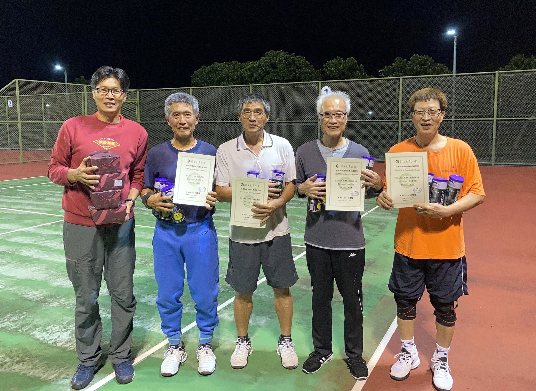東華大學教職員工網球賽得獎人員合照
