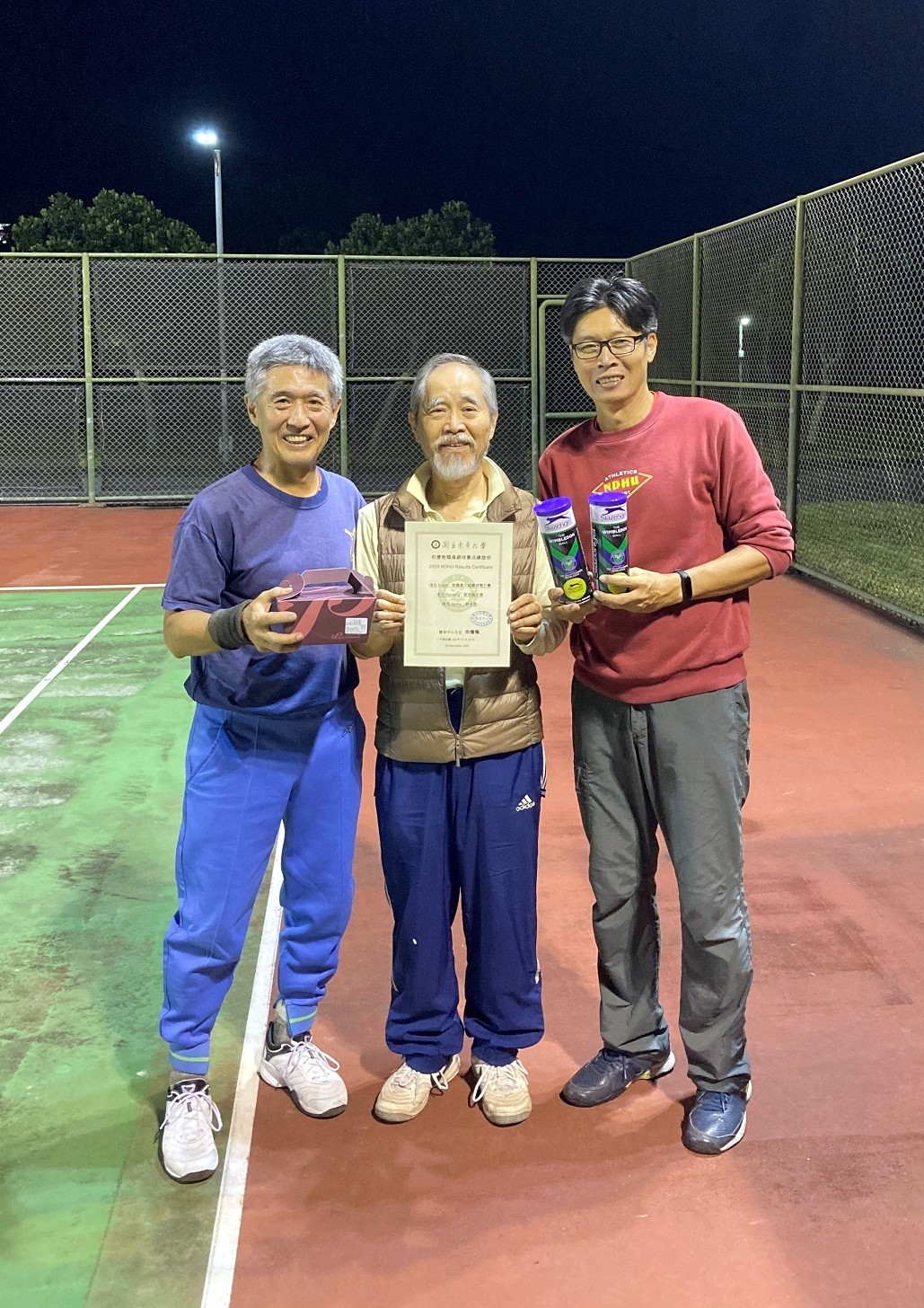 東華大學教職員工網球比賽得獎者合照