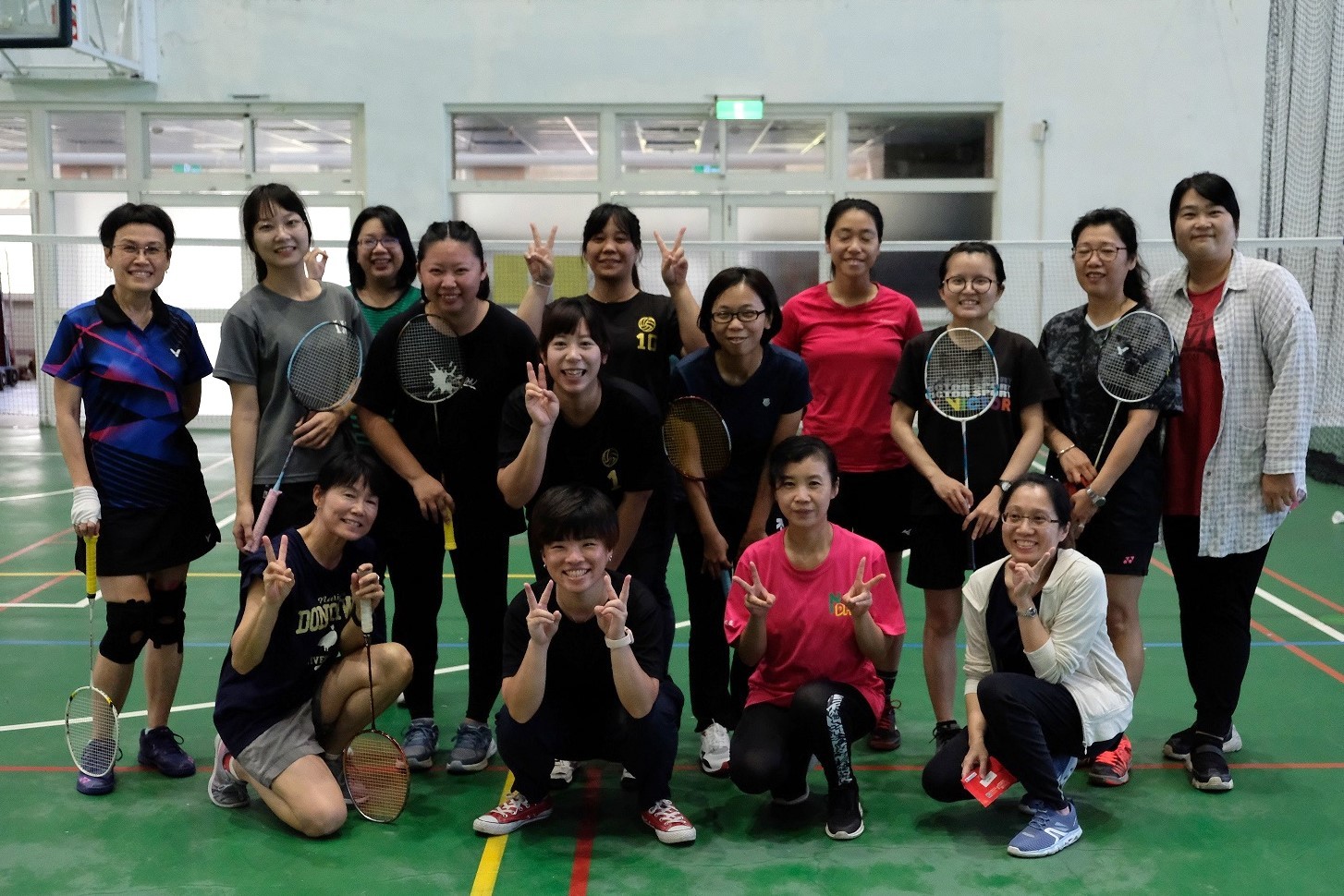 東華大學教職員工羽球賽女子組參賽者合影
