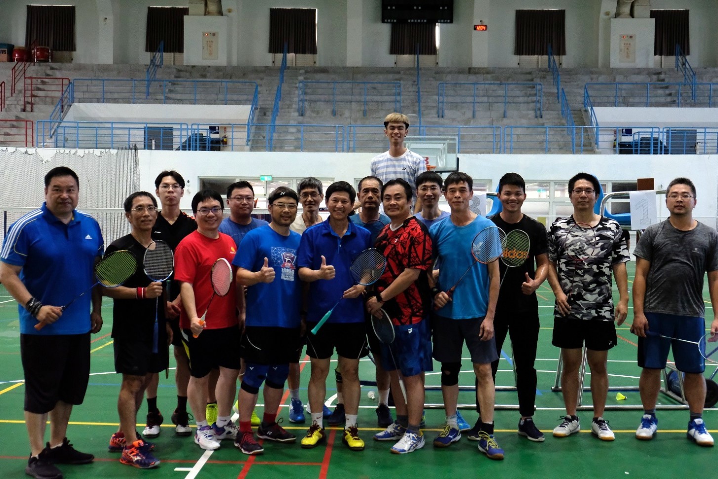 東華大學教職員工羽球賽男子組參賽者合影