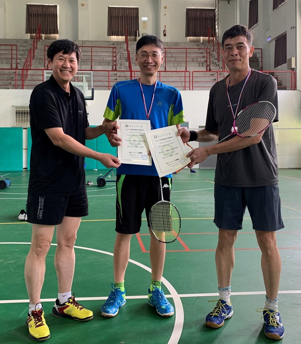 東華大學教職員工羽球賽得獎者合影