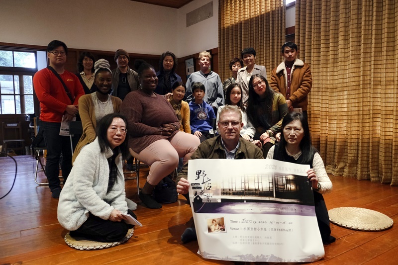 第一排左起為旅港詩人杜家祁、倫敦的Prof. J. Greenway、野店夜鶯詩社創辦人林融慕