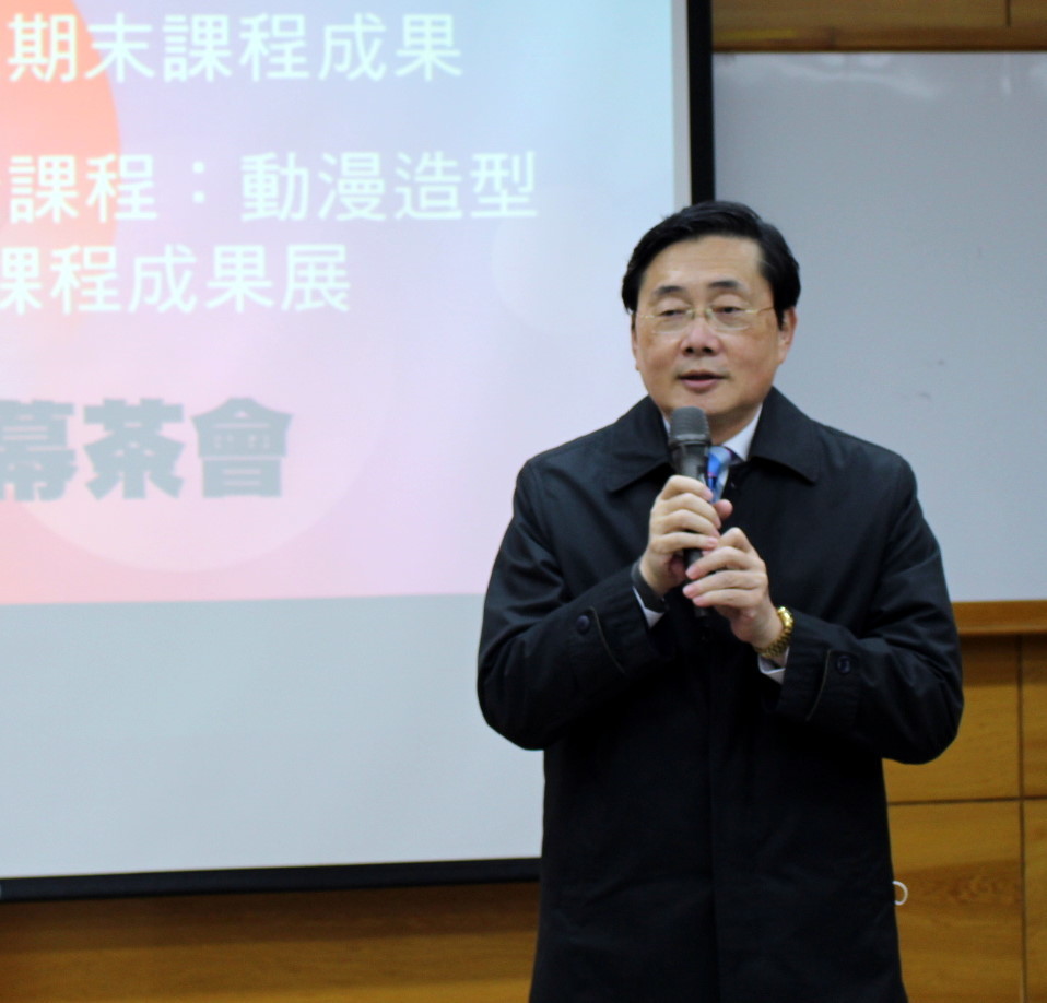東華大學趙涵㨗校長為開幕茶會致詞並稱讚同學的「似顏繪」作品