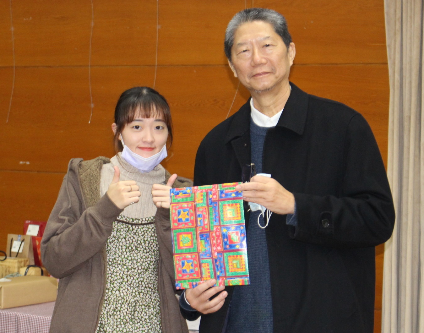 敖幼祥老師與藝設系的抽獎幸運兒合照