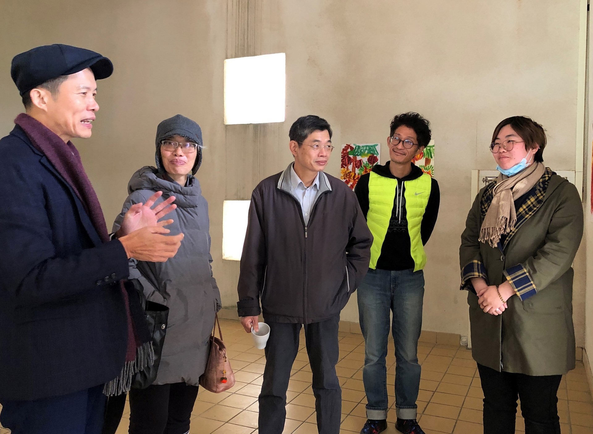 張德勝主任與王沂釗主任聆聽學生對創作意念的介紹