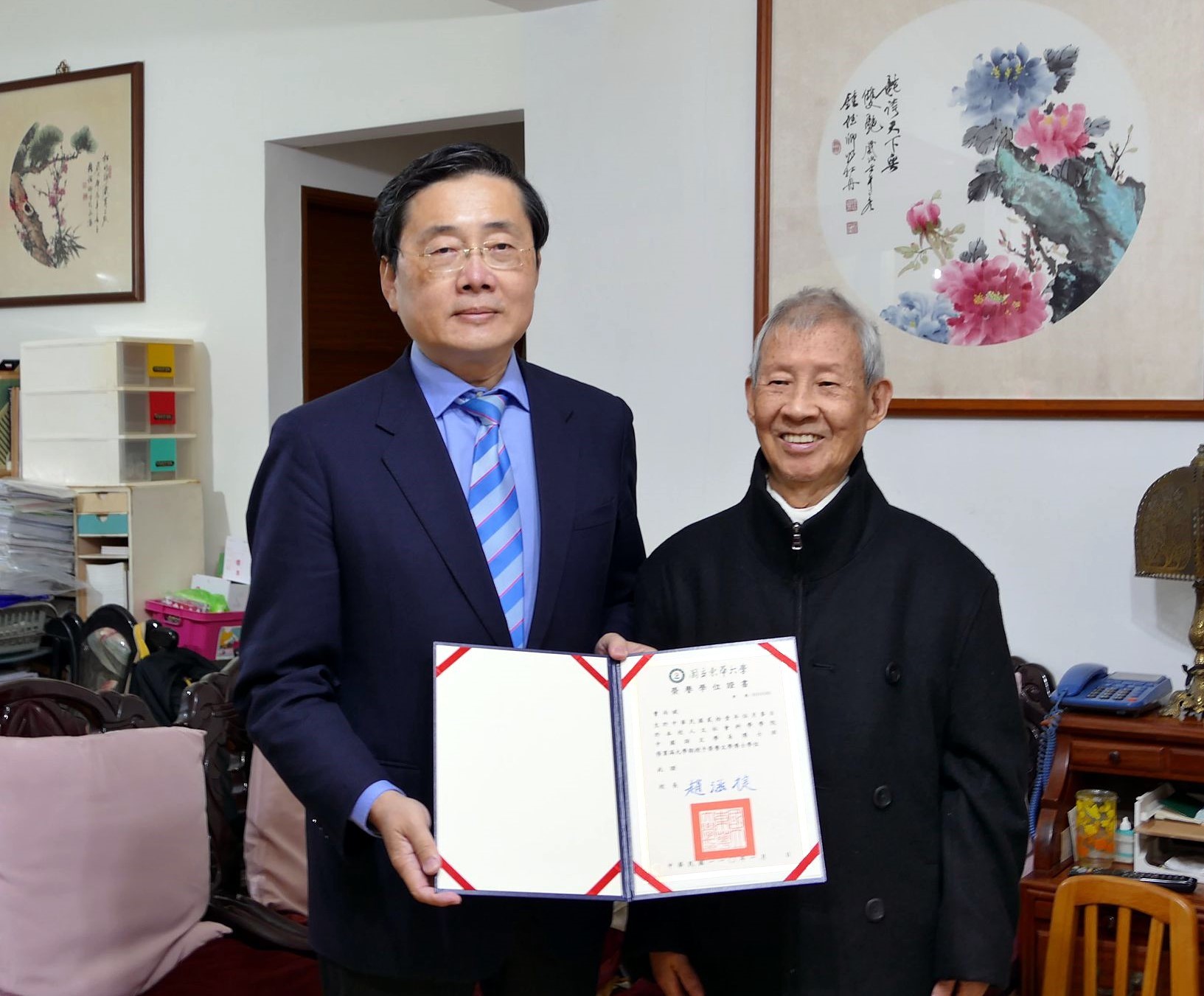東華大學趙涵㨗校長頒贈曹尚斌先生榮譽學位證書