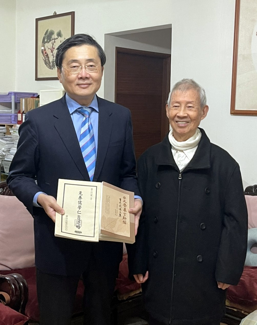 曹尚斌先生回贈趙校長個人著作