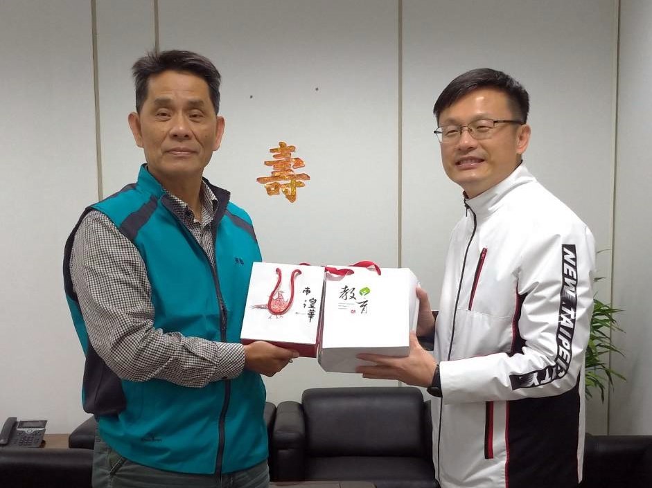 東華大學徐輝明副校長與張明文局長互贈紀念品