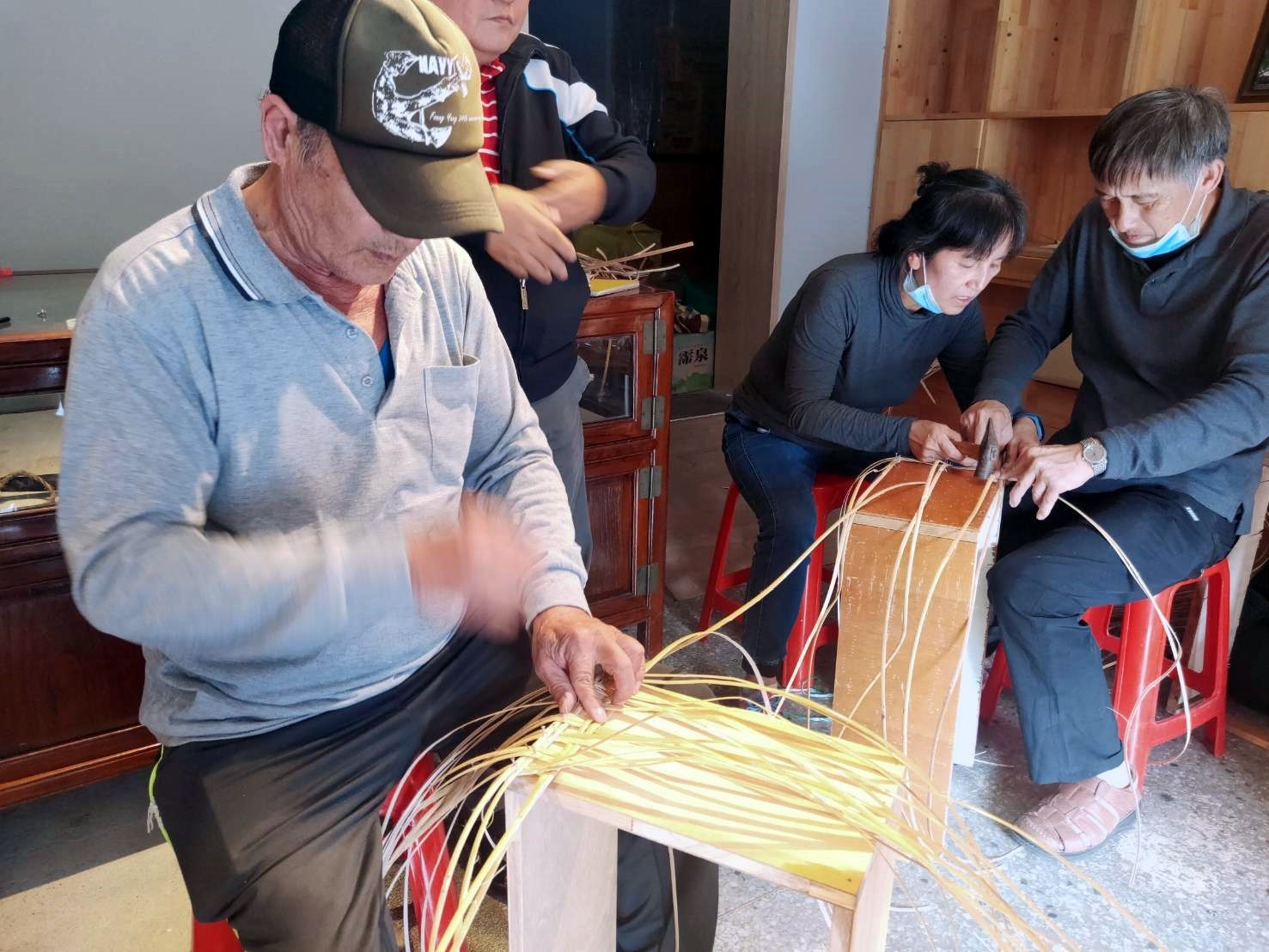 耆老教授林清川(Iyung Pihu)帶領同學製作藤編