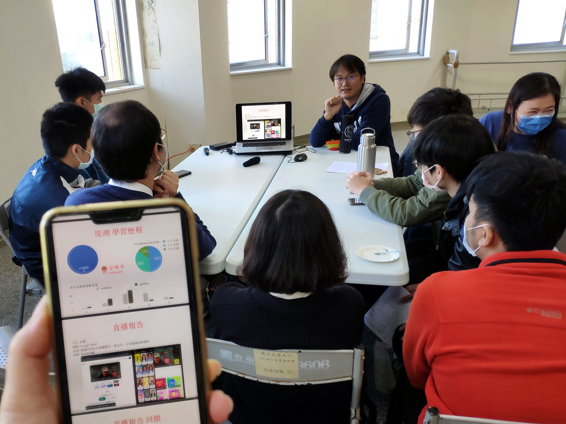 三創成果發表採簡報、圓桌及海報展等無紙化進行,教師們相互交流、教學相長