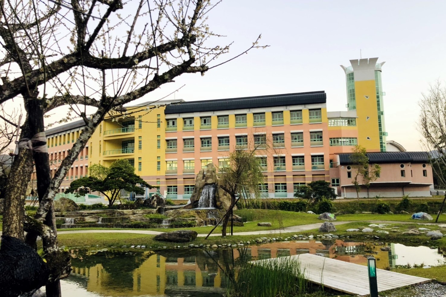 梅花綻放與新完工之藝術學院相互輝映,顯現如夢似畫之場景