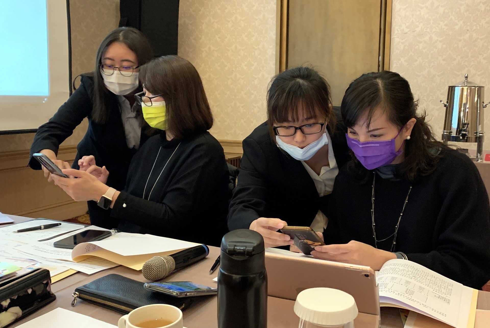 報告組同學引導兩位總經理進行APP操作