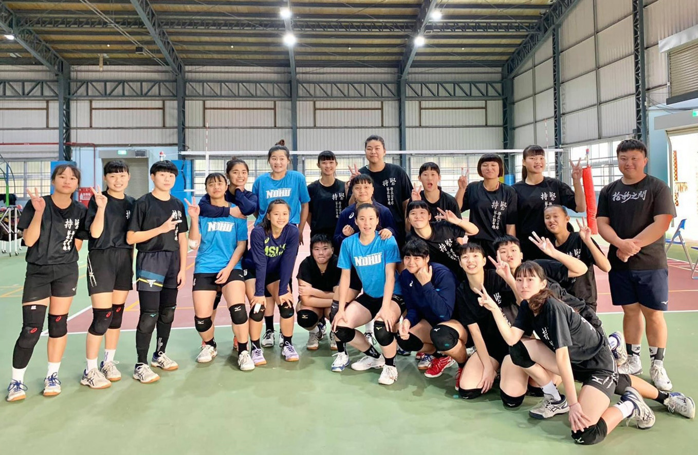 東華大學公開組女排球員與北門農工球員合照
