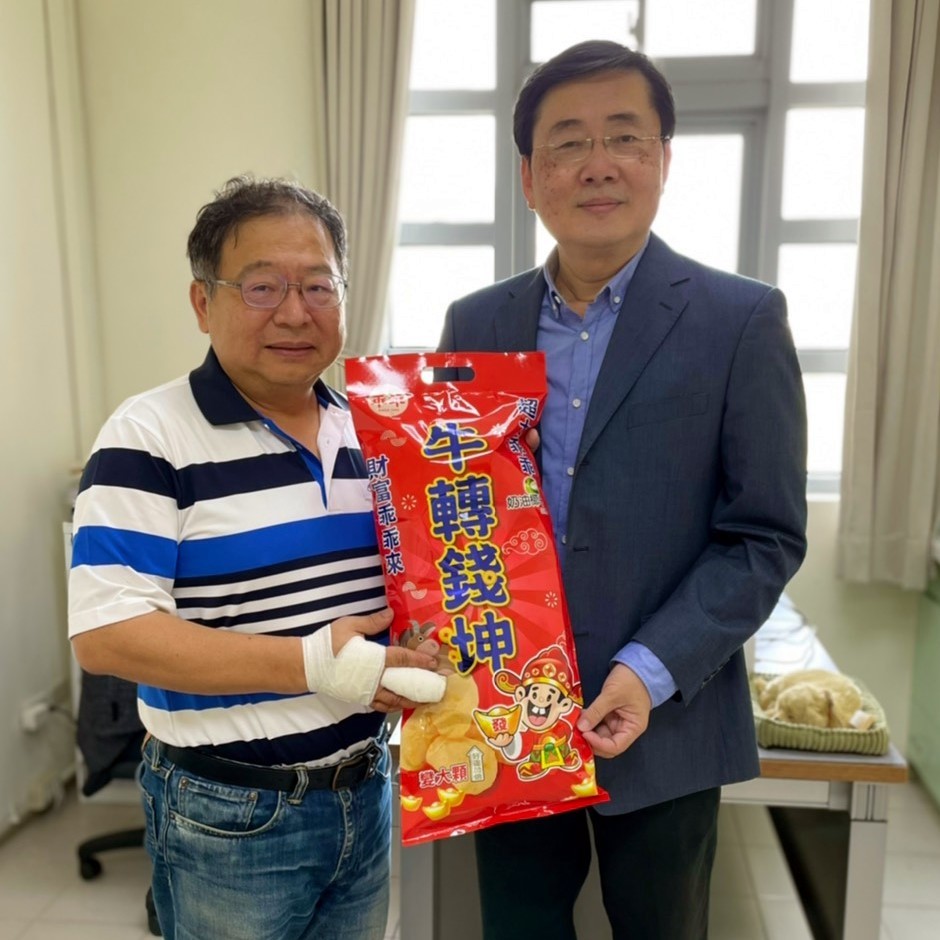 趙涵㨗校長代表學校致贈孟教授福袋,祝早日康復