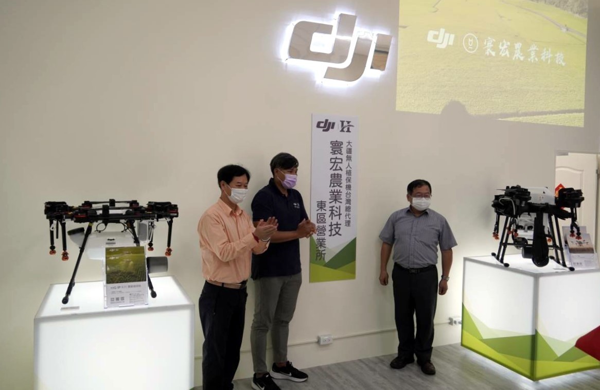 孟教授協助業者「寰宏農業科技」進駐東華大學成立據點,幫助農友節省人力
