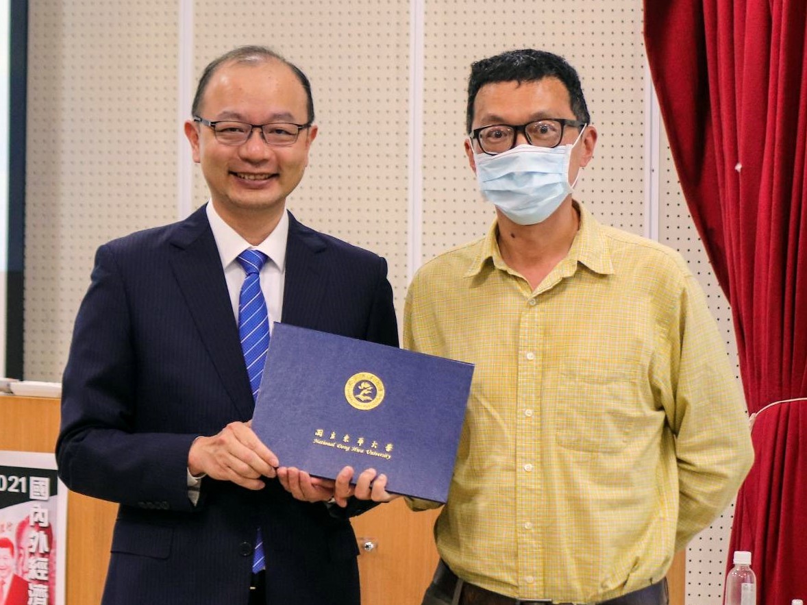 東華大學電機工程學系張伯浩教授頒發感謝狀給孫明德主任