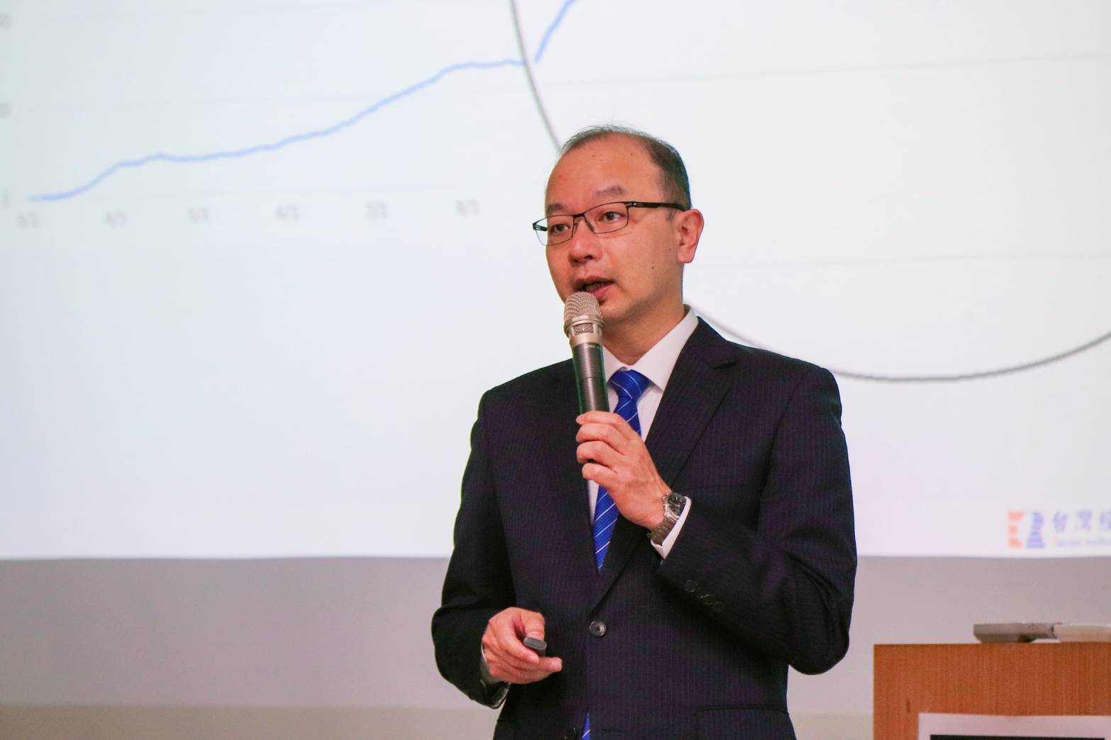 孫明德先生活躍於媒體發表財經文章,亦常於大專院校和各大電視臺節目分享經濟觀點