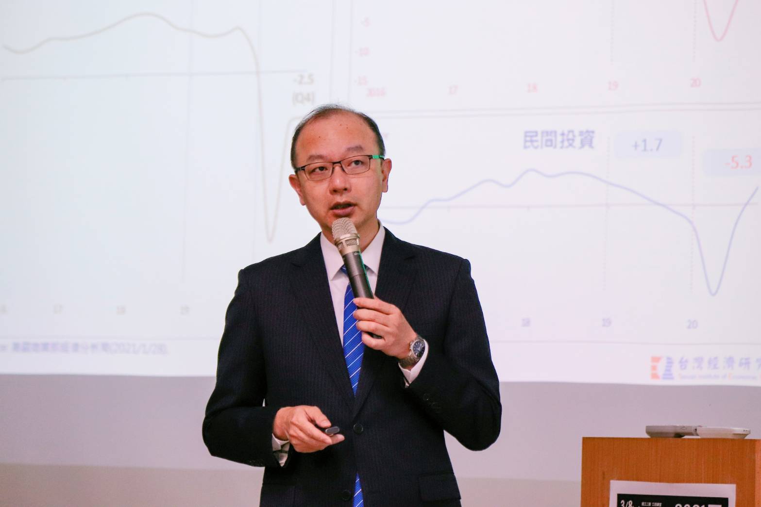 孫明德主任逐一分析臺灣產業在疫情下的經濟狀況