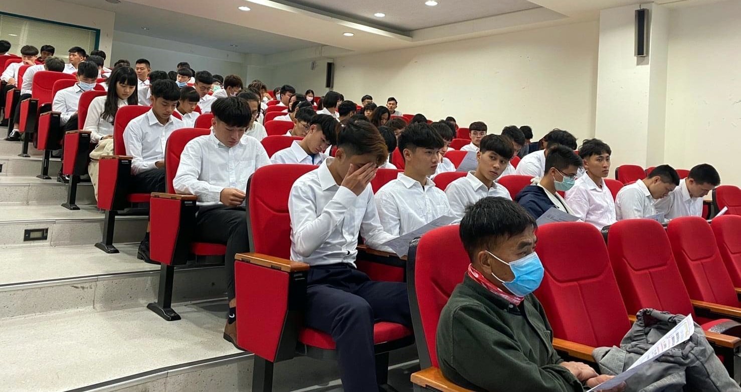 參加同學專注聆聽運動專業證照說明會