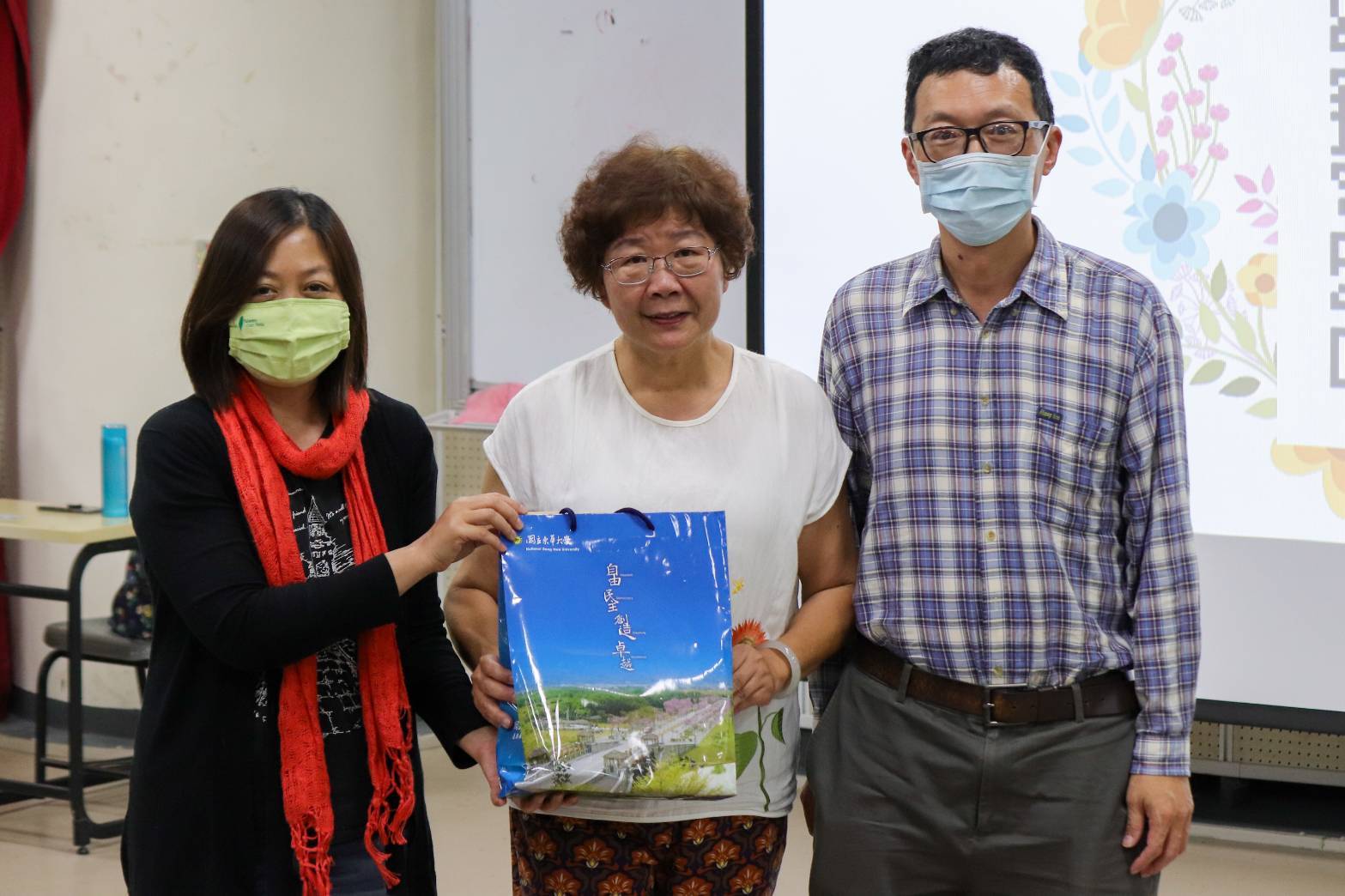 左起:東華大學原住民民族學院王昱心副教授、嘉賓講者饒夢霞教授、東華大學電機工程學系張伯浩教授合照留影