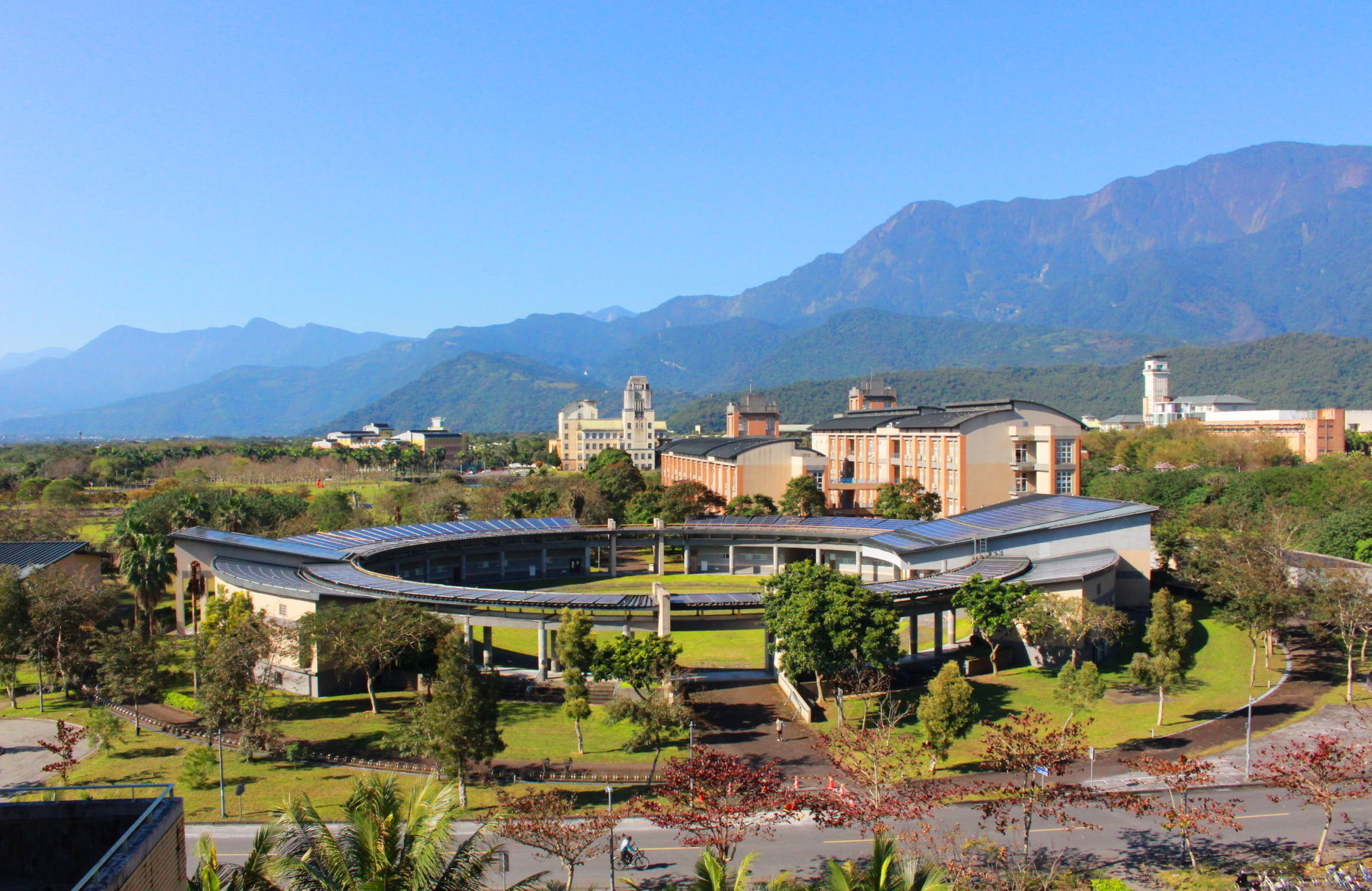 國立東華大學好山、好水、好學習,充分利用屋頂建置太陽能光電板,是全國最會發電的大學校園