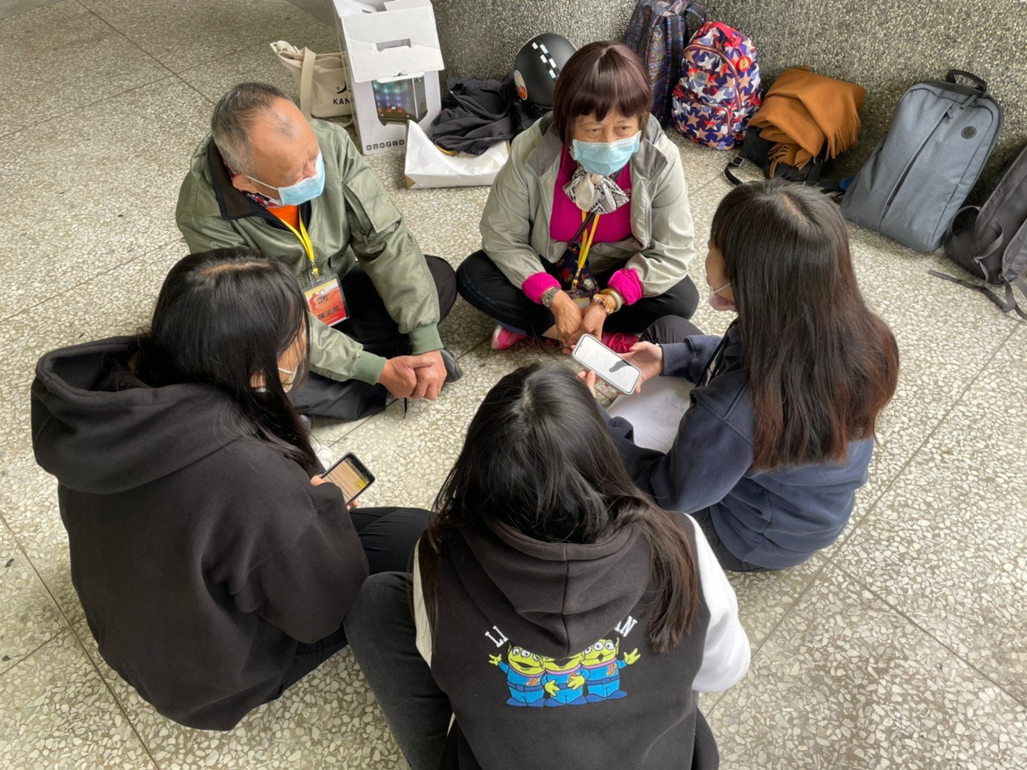 學生們與不老騎士們聊天,分享熱血阿公阿嬤追夢的心情與生命故事