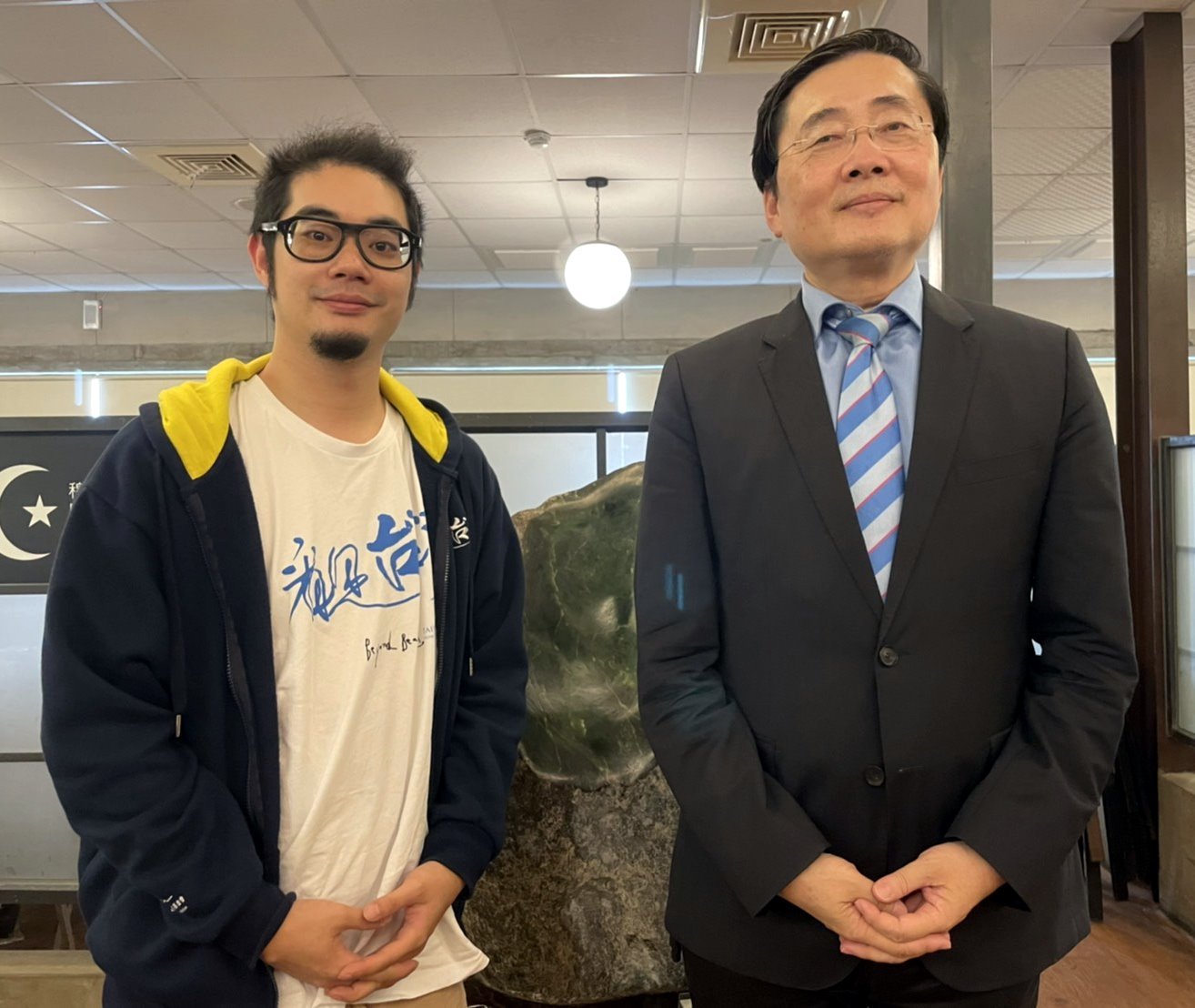 趙涵㨗校長與齊柏林導演的長子齊廷洹合照
