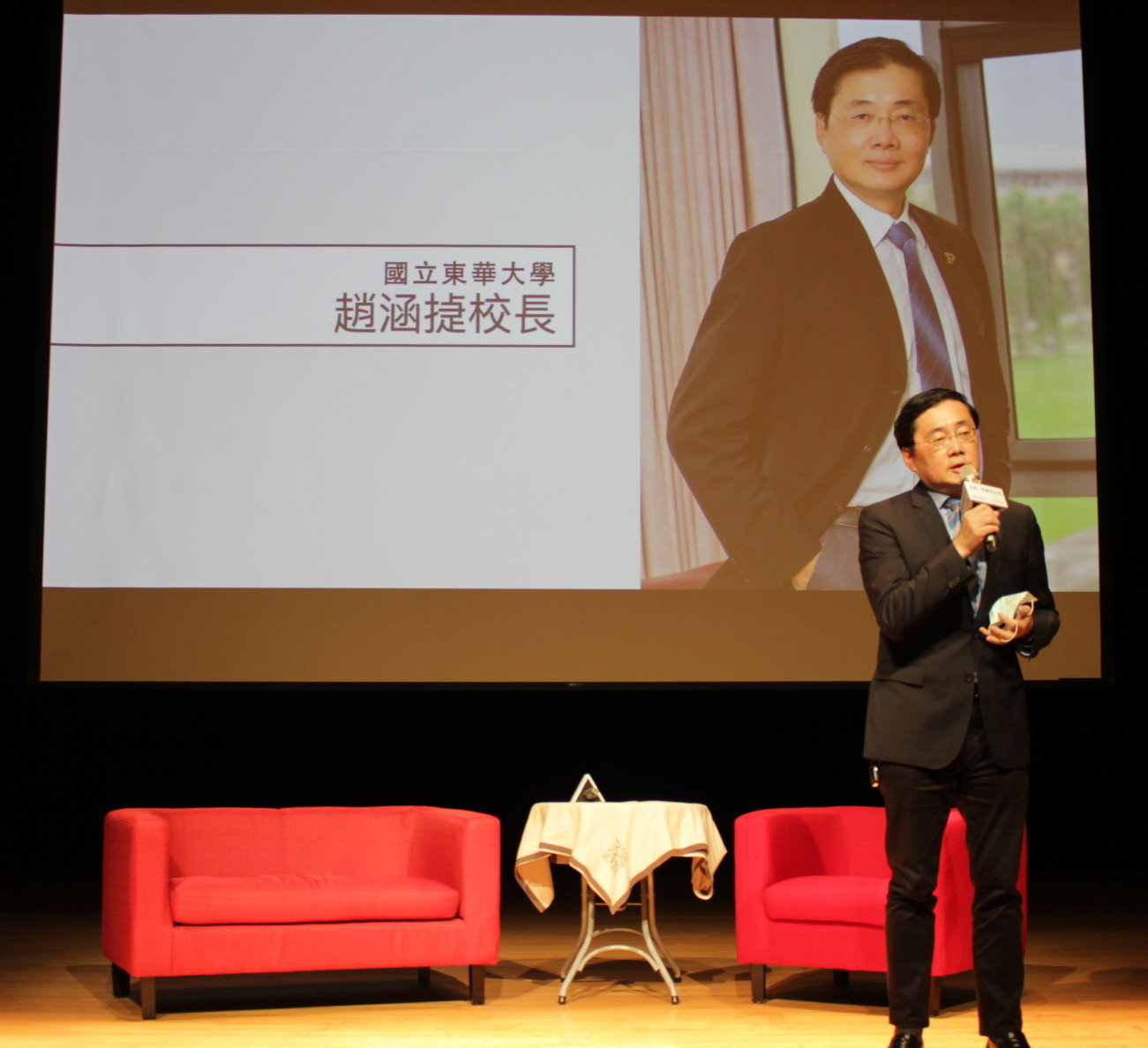 東華大學趙涵㨗校長蒞臨開場致詞,當場表示以個人名義捐贈10萬元正給「看見.齊柏林基金會」。
