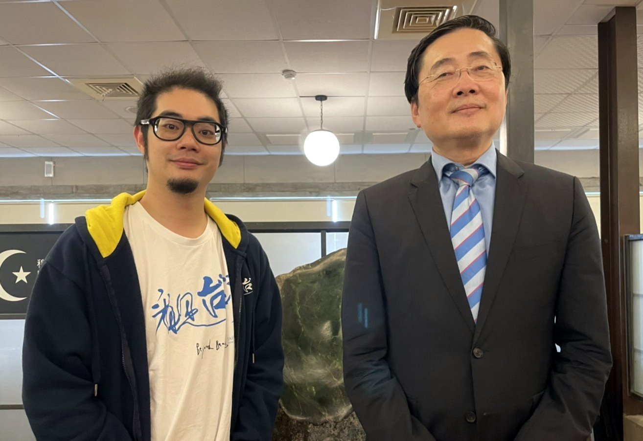 趙涵㨗校長與齊柏林導演公子齊廷洹先生合影留念