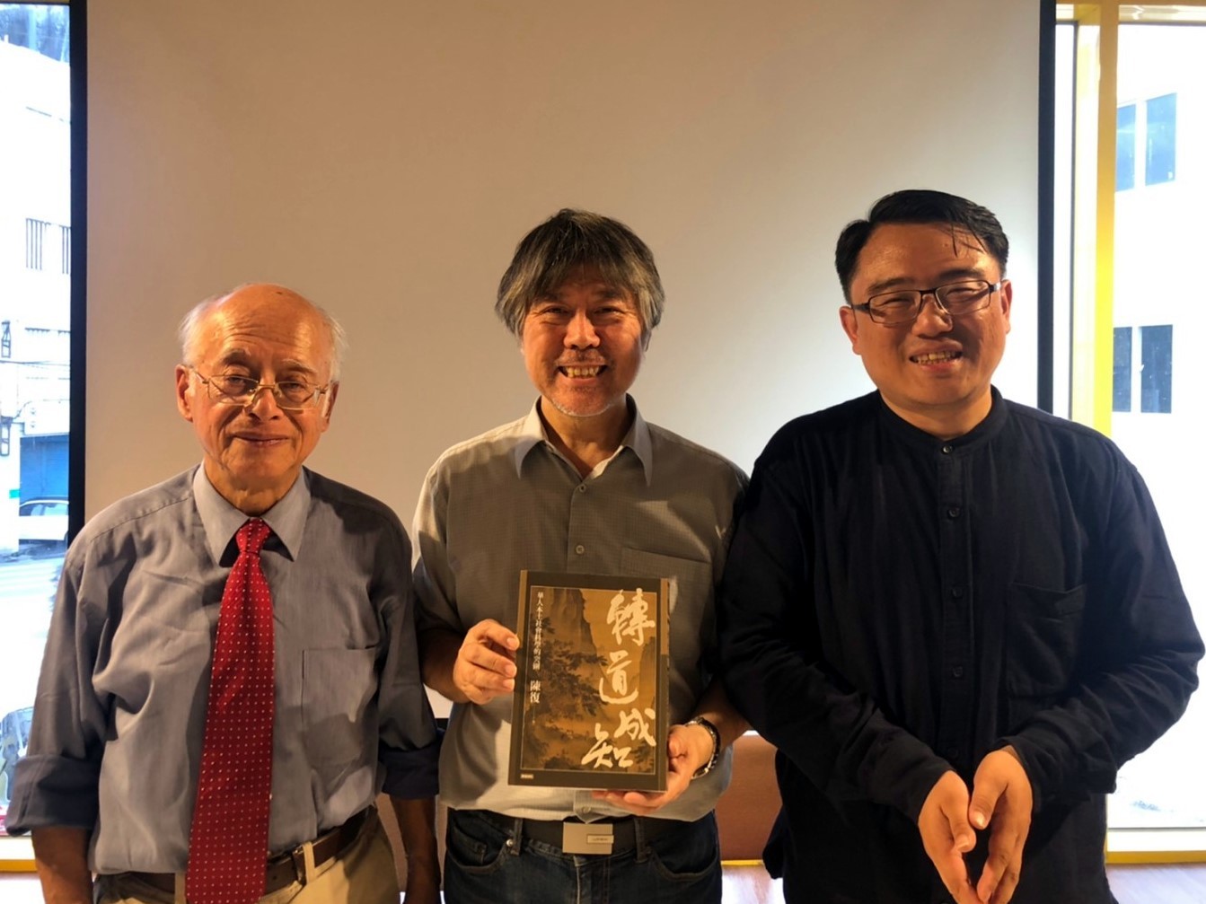 陳復教授(右)、呂健吉教授(中)與黃光國教授(左)三人合影留念
