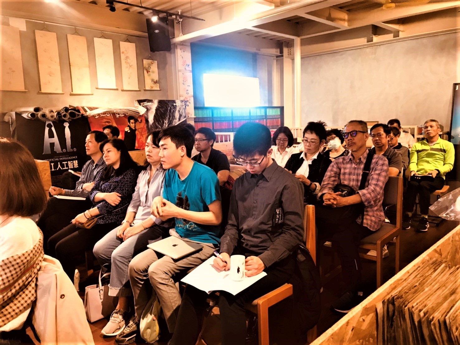 新書發表義賣會現場座無虛席,與會者認真筆記並參與討論