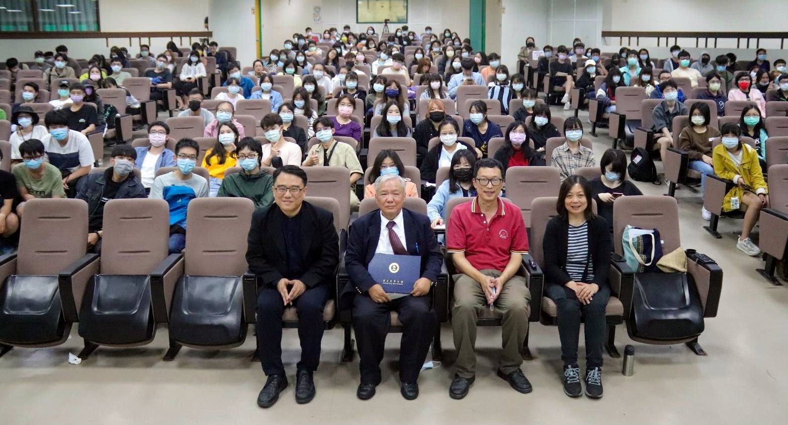 左起:東華大學通識教育中心陳復主任、黃炎東教授、東華大學電機工程學系張伯浩教授、東華大學原住民民族學院王昱心副教授與全體學生合照留影
